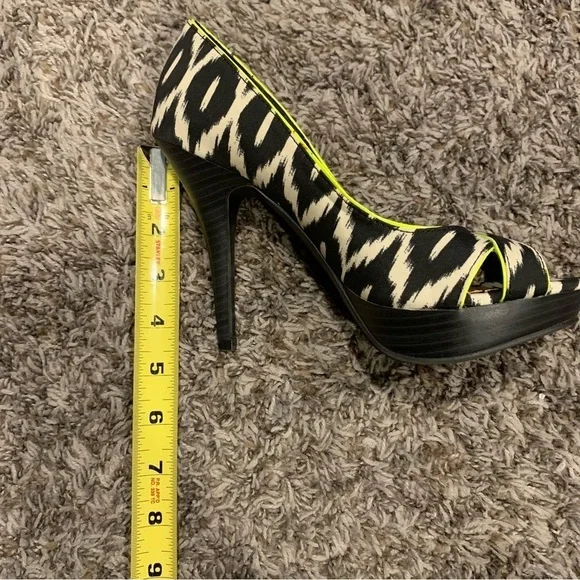 Women’s Fergalicous Heels - Picture 8 of 8